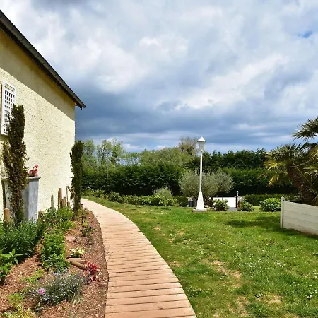 Superb Holiday Home Near The Beach Quineville Exterior photo