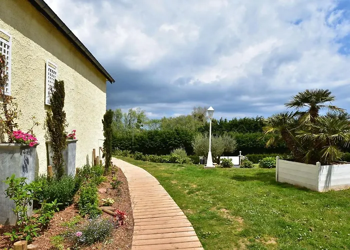 Superb Holiday Home Near The Beach